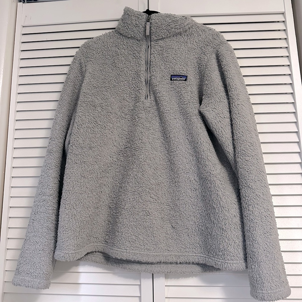 Patagonia: Women's Los Gatos 1/4-Zip Fleece
SIZE XL
COLOUR: Salt Grey